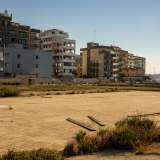 Attraversiamo ora quello che doveva essere il campo da pallacanestro e da pattinaggio circondato dalla vegetazione cresciuta in ogni angolo